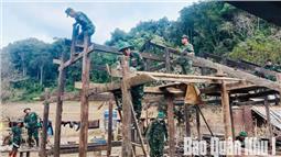 Giúp nhân dân khắc phục hậu quả thiên tai tại xã Vĩnh Thông, Văn Lang